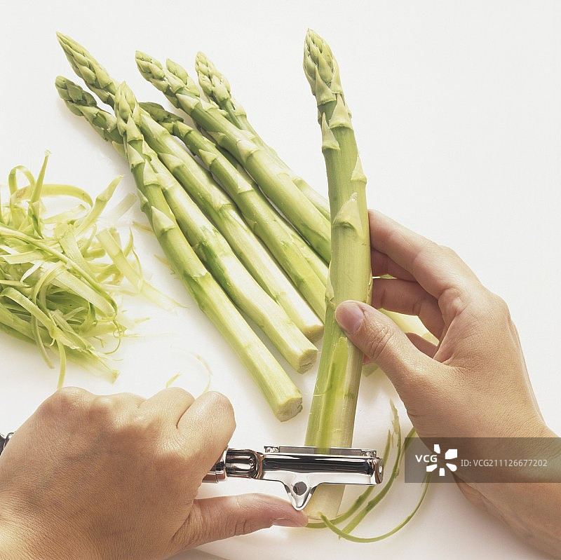 削皮的绿色芦笋图片素材