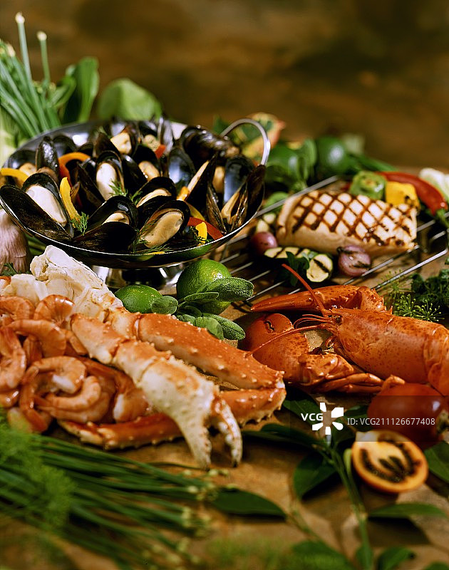 淡菜、烤大比目鱼和煮熟的贝类图片素材