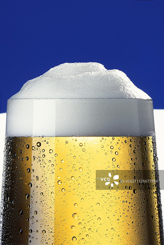 一杯带有泡沫的啤酒图片素材