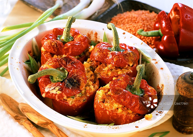 烤盘中酿有甜玉米和扁豆馅的辣椒图片素材