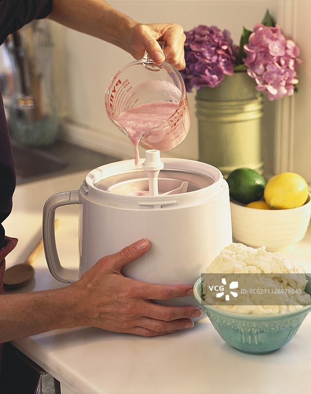 制作草莓冰淇淋图片素材