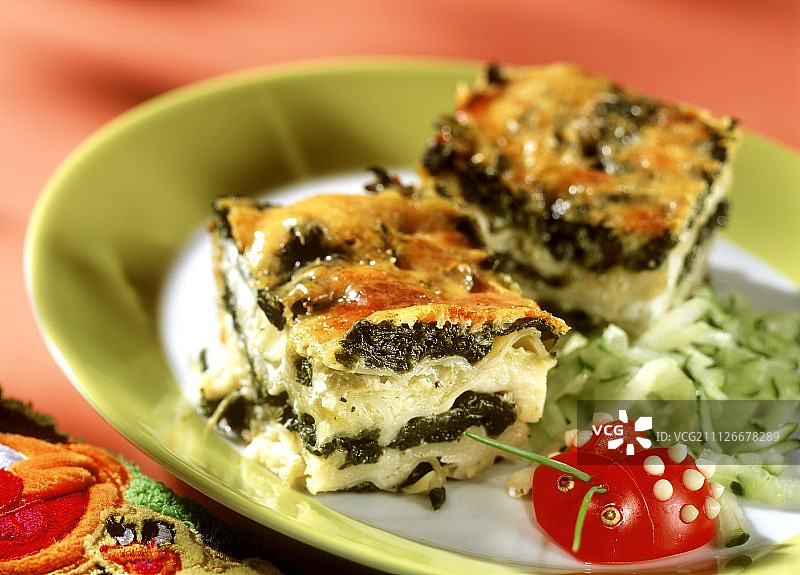 菠菜千层面与番茄图片素材