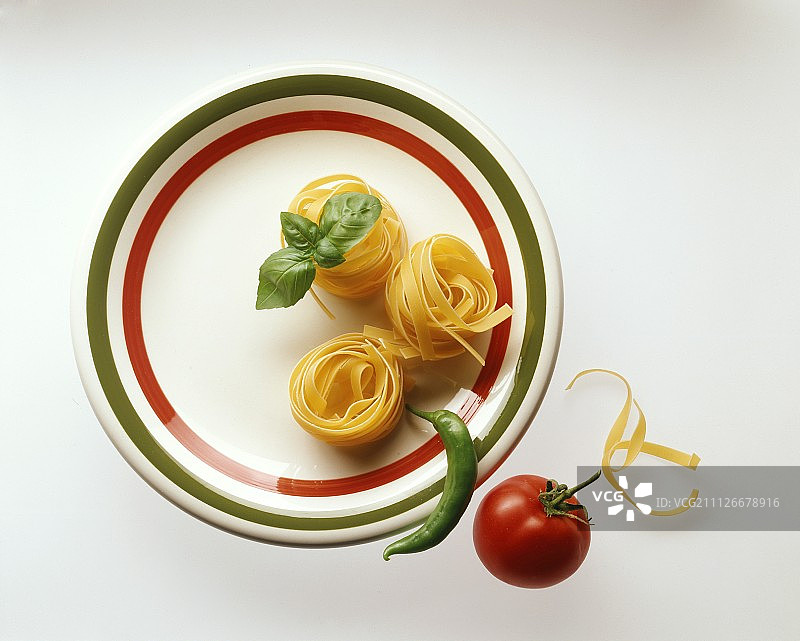 意大利辣香肠番茄罗勒意式宽面图片素材