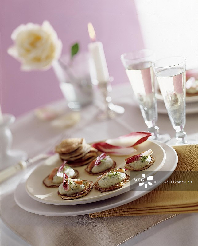 茴香慕斯烟熏鳟鱼馅饼图片素材