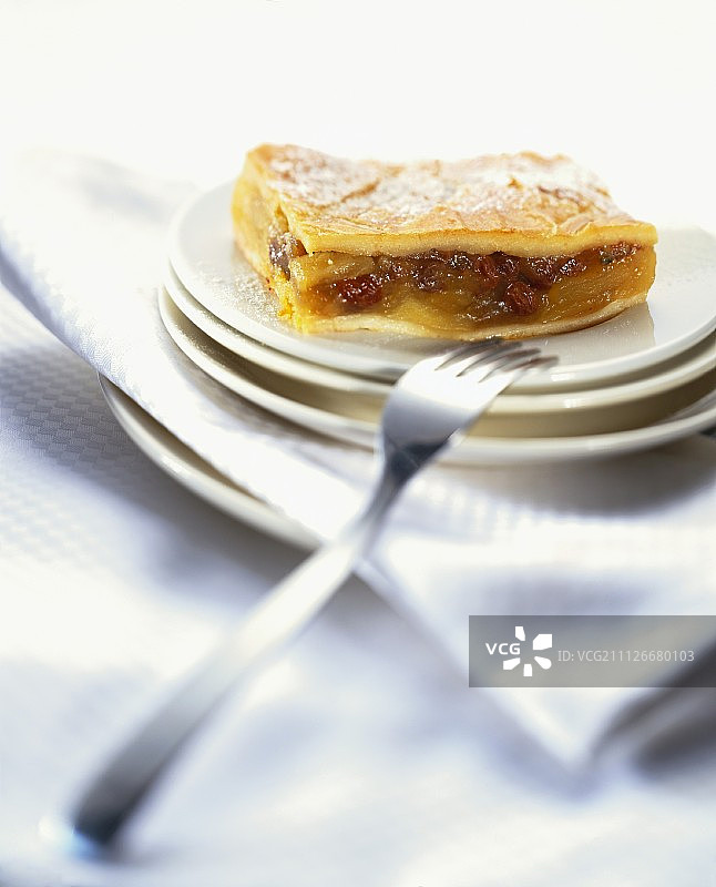 堆叠盘子上的葡萄干苹果蛋糕切片图片素材