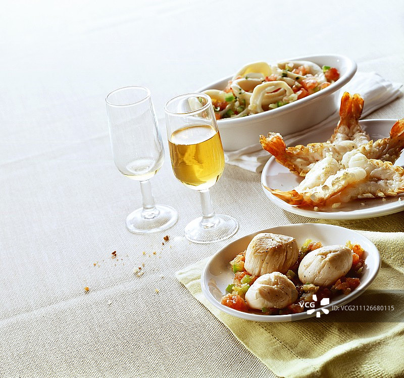 萨尔萨酱扇贝；海螯虾；墨鱼沙拉图片素材