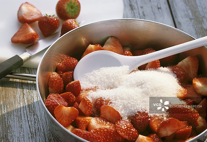 制作草莓酱；搅拌草莓和糖图片素材