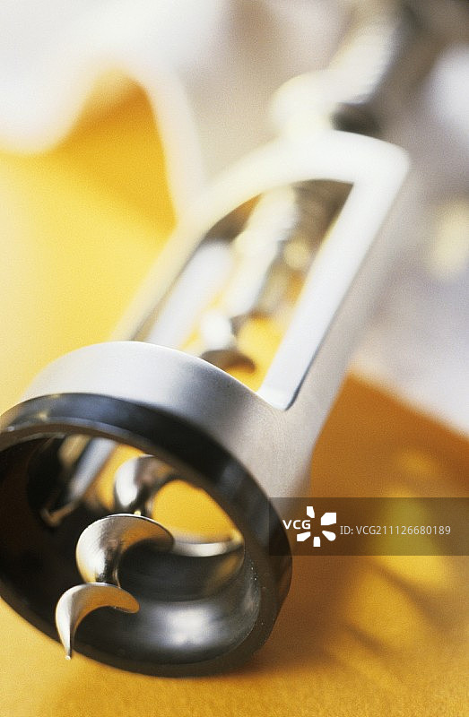 黄色布料上的开瓶器图片素材