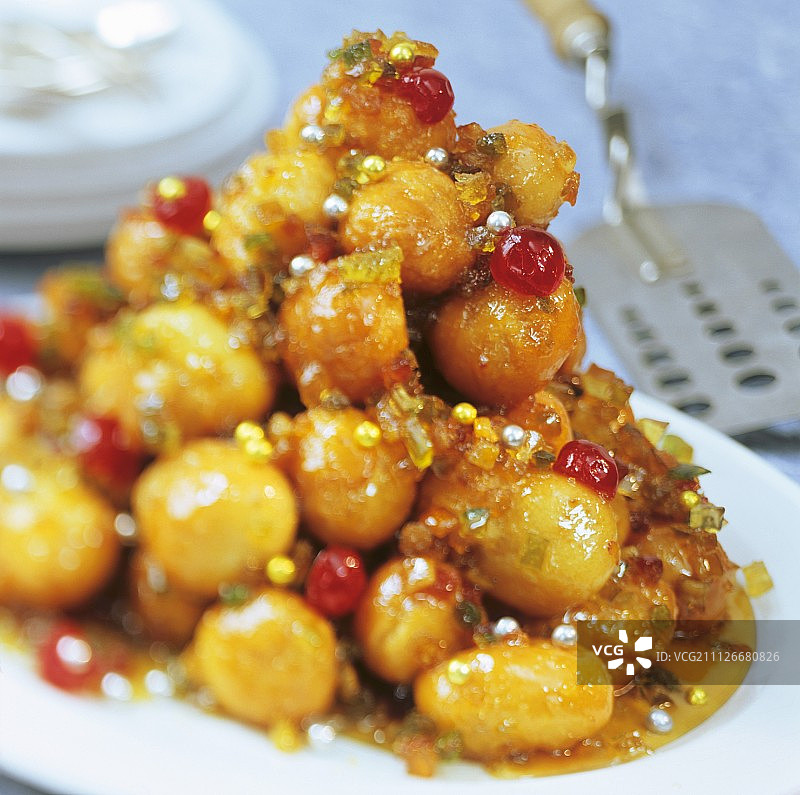 Struffoli（含蜜饯的油炸糕点球）图片素材