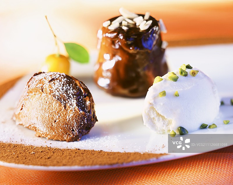 小巧克力蛋糕、白巧克力和黑巧克力慕斯图片素材