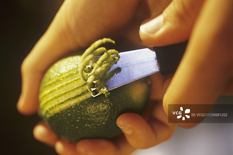 制作酸橙皮的柠檬刨丝器图片素材