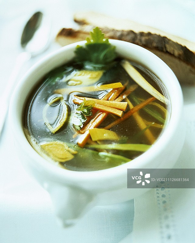 蔬菜欧芹清汤图片素材