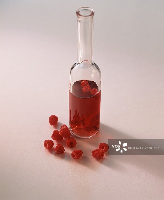 一瓶覆盆子醋和一些覆盆子图片素材