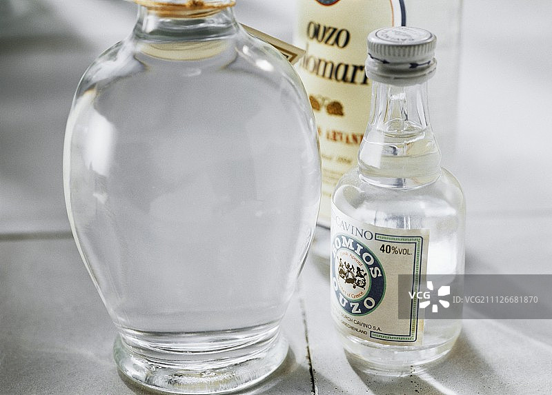 三瓶不同的茴香酒图片素材