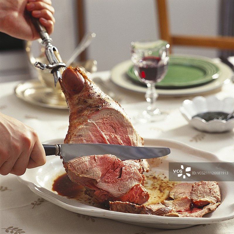 餐桌上雕刻羊腿图片素材