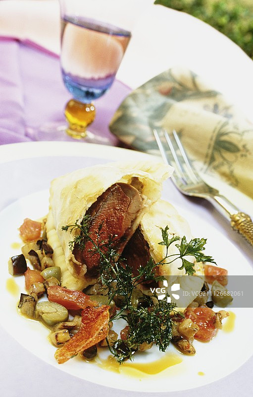 香芹蔬菜油炸馅饼中的鸽子图片素材