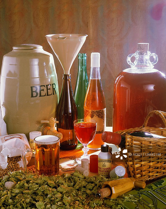 象征性图像：自制啤酒和葡萄酒图片素材