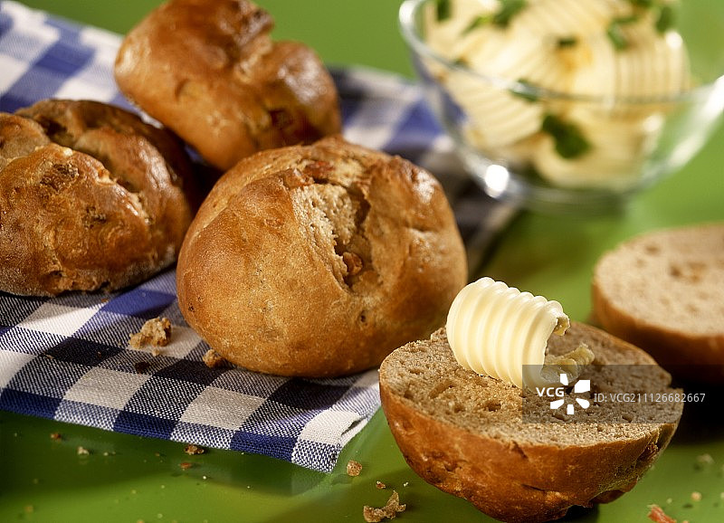 凝乳卷配培根、洋葱和黄油卷图片素材