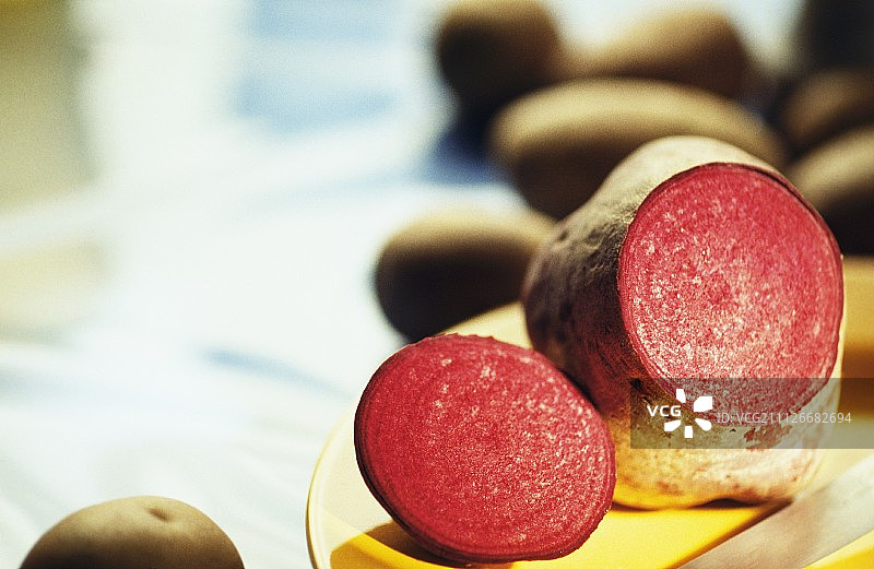 甜菜根（切下一块）在土豆前图片素材