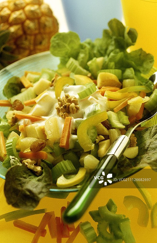 华尔道夫沙拉配芹菜，菠萝和核桃图片素材