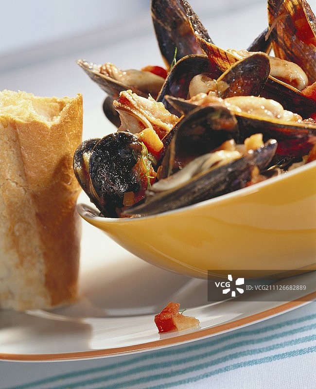 青口贝配番茄和法棍面包图片素材