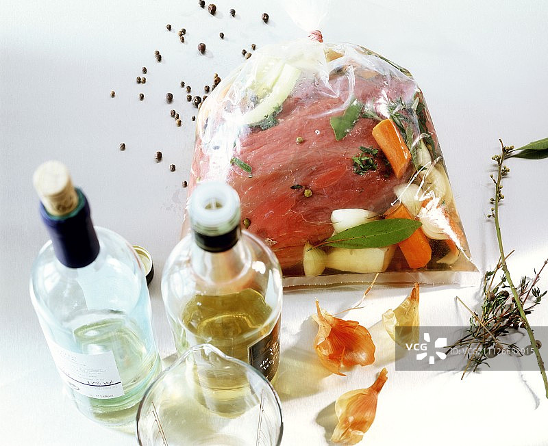 在冷冻袋中腌制牛肉图片素材