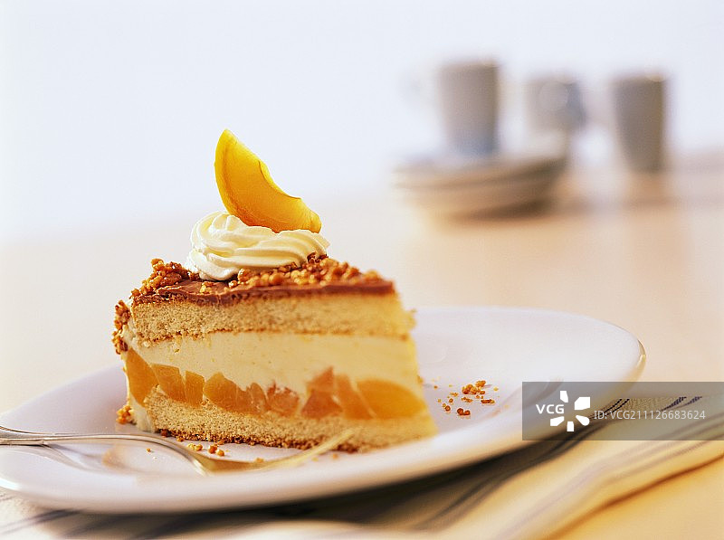 杏子榛子奶油蛋糕图片素材