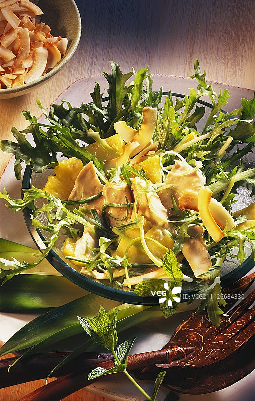 异国情调的家禽菠萝沙拉配卷曲的菊苣图片素材