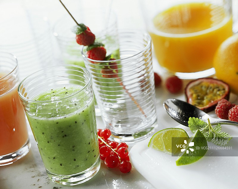 猕猴桃、橙汁、浆果与水果静物图片素材