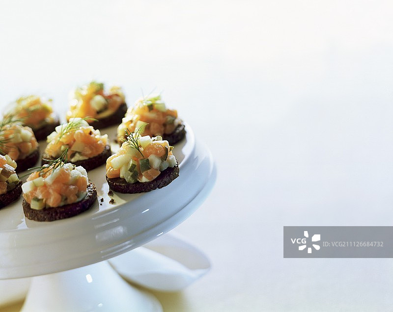 黑麦面包片配三文鱼鞑靼图片素材