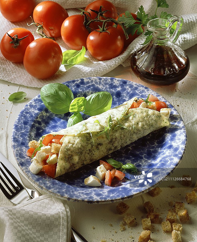 番茄马苏里拉奶酪薄饼卷（配罗勒）图片素材