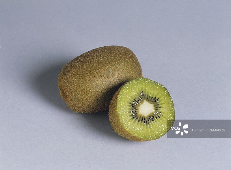 完整和切半的猕猴桃图片素材