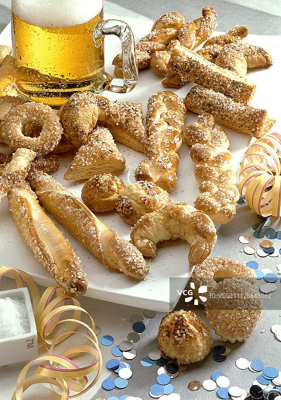 各种佐啤酒的咸饼干图片素材