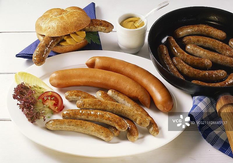 盘中的香煎香肠和维也纳香肠，配香肠卷图片素材