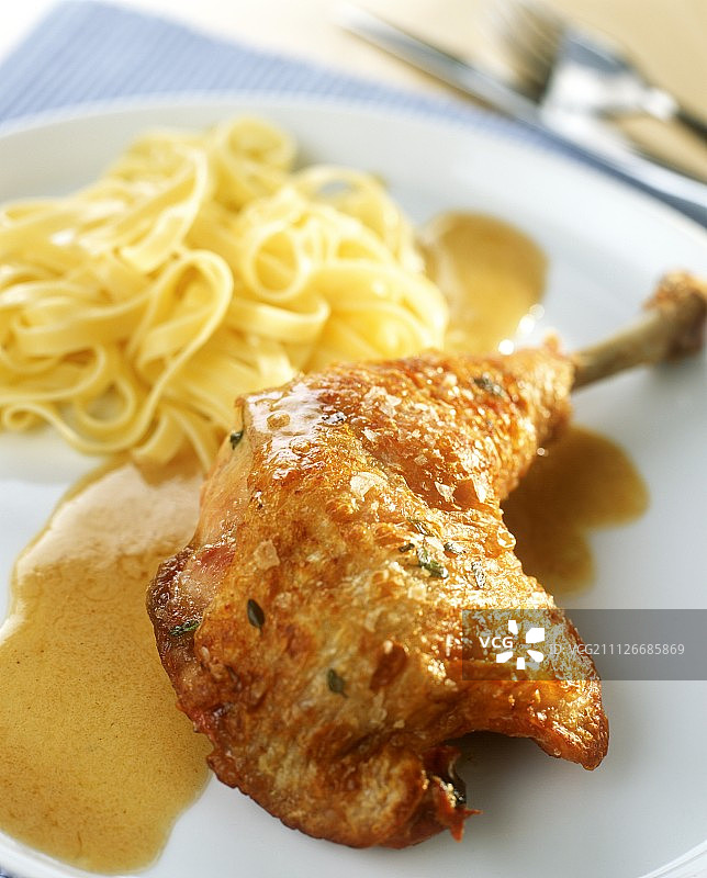 配有缎带面条和酱汁的鸡腿图片素材