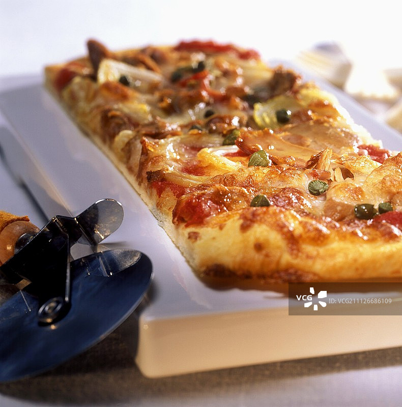 金枪鱼刺山柑披萨（意大利）图片素材