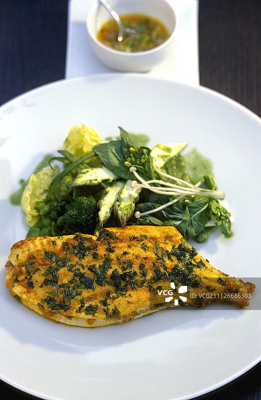 香煎鲽鱼搭配香草和绿叶蔬菜图片素材