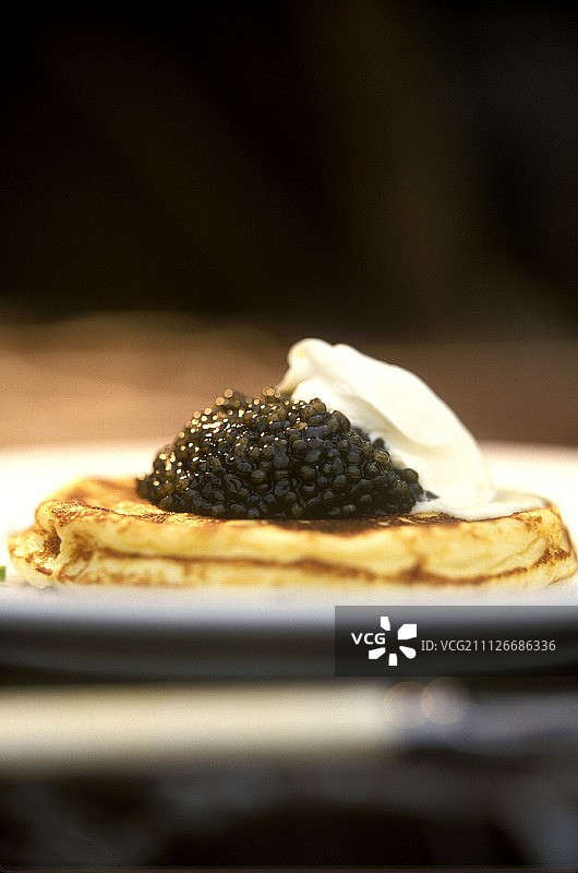 搭配黑色鱼子酱和酸奶油的俄式薄煎饼图片素材