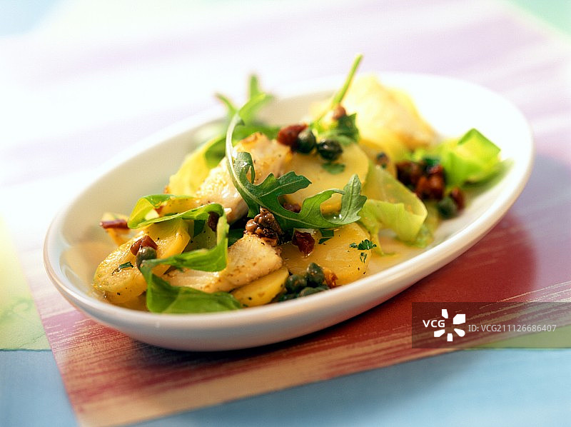 鳕鱼土豆沙拉配火箭菜和番茄干图片素材