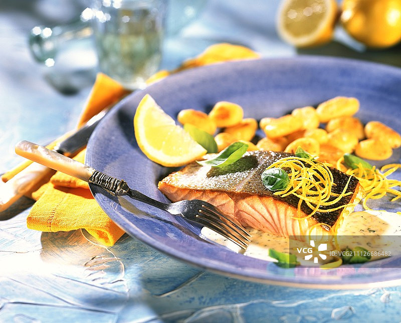意式面疙瘩柠檬汁三文鱼图片素材
