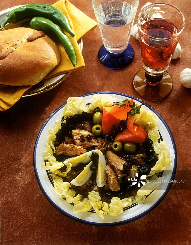 烤蔬菜沙拉配鸡蛋和金枪鱼；薄饼图片素材