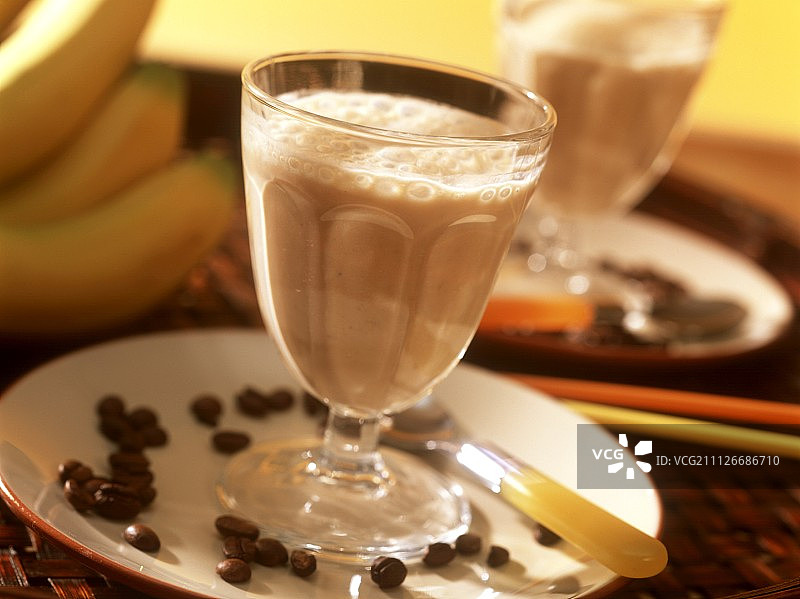 杯装香蕉咖啡奶昔图片素材