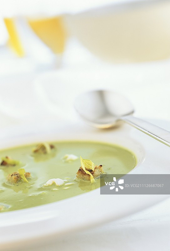 生菜汤配酸奶油和炸面包丁图片素材