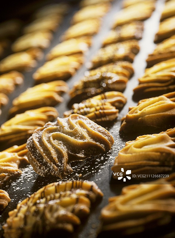 烤盘上成排的裱花饼干图片素材