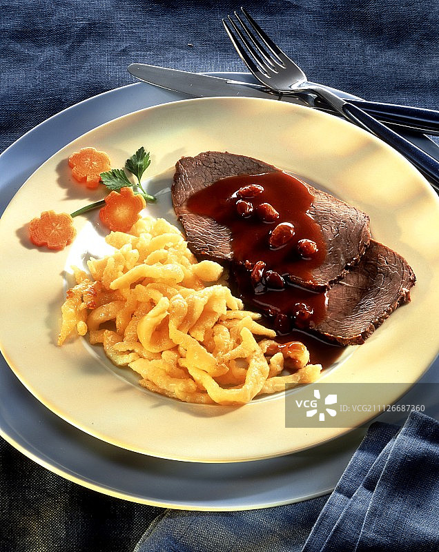 烤牛肉配葡萄干酱和自制面条图片素材