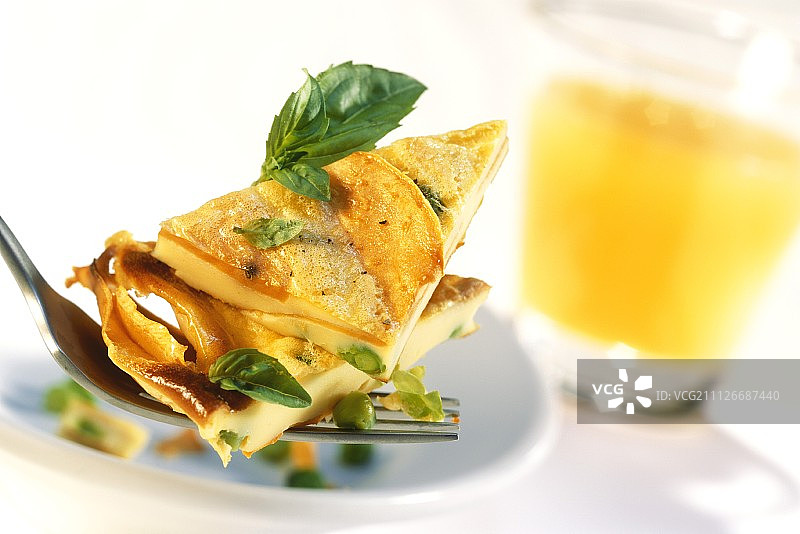 蔬菜乳蛋饼与豌豆和罗勒图片素材