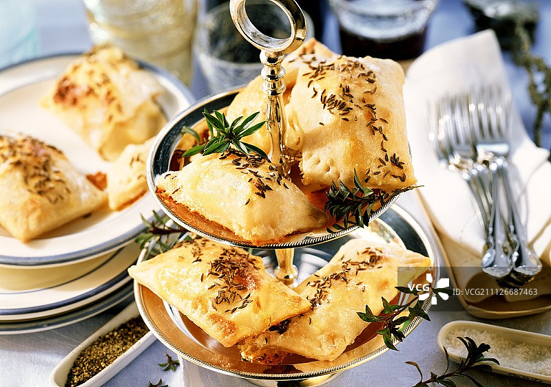 埃塔格上的卡拉威馅饼皮明斯特奶酪图片素材