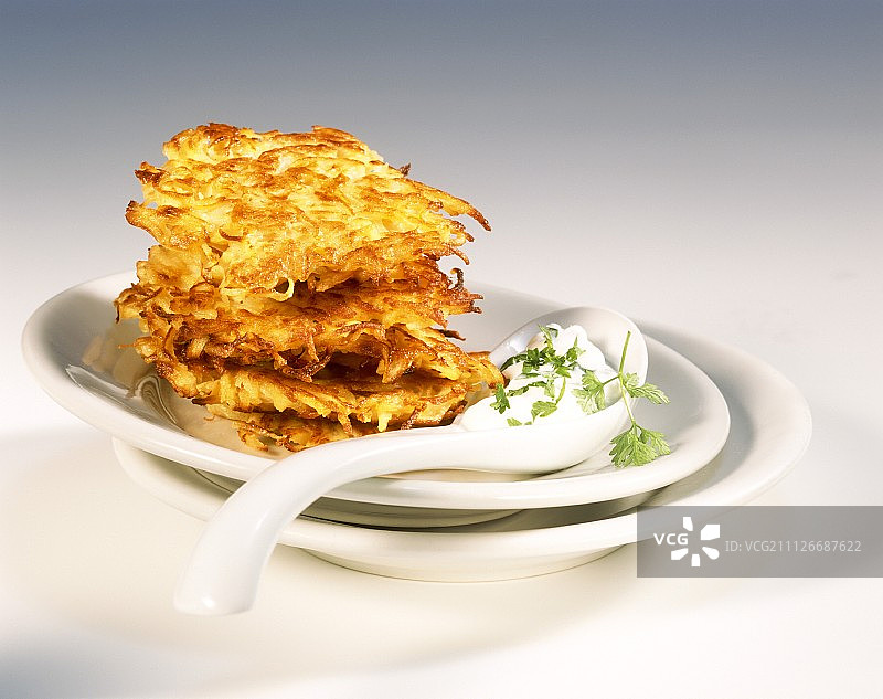 土豆芹菜土豆饼配雪维菜酱图片素材