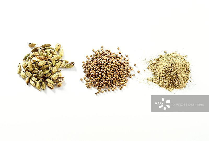 小豆蔻（豆荚、种子和粉末）图片素材