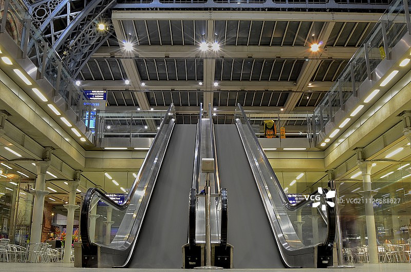 伦敦圣潘克拉斯国际火车站自动扶梯图片素材